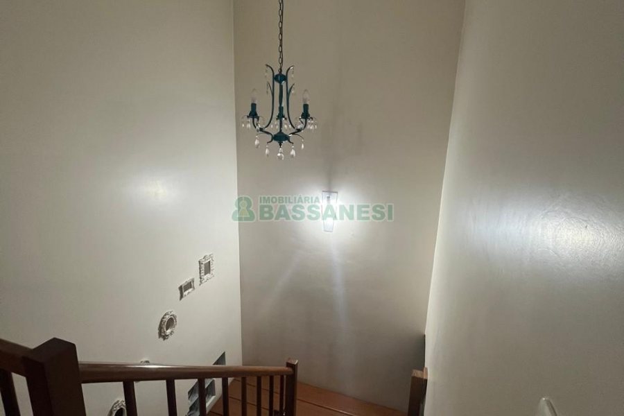 Sobrado com 180m², 3 dormitórios, 4 vagas, no bairro Kayser em Caxias do Sul para Alugar