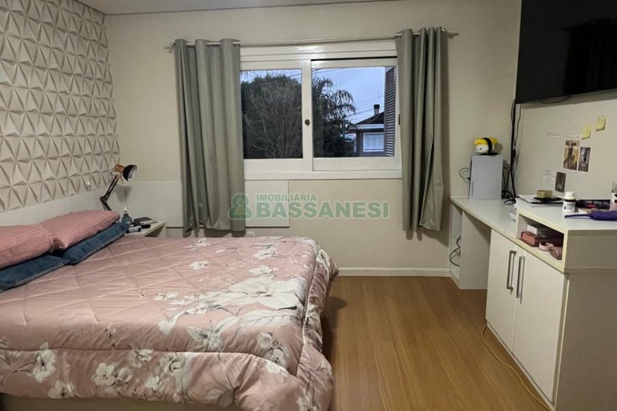 Sobrado com 180m², 3 dormitórios, 4 vagas, no bairro Kayser em Caxias do Sul para Alugar