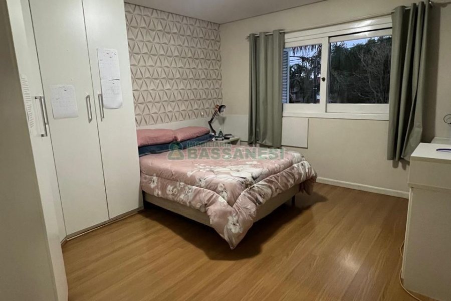 Sobrado com 180m², 3 dormitórios, 4 vagas, no bairro Kayser em Caxias do Sul para Alugar