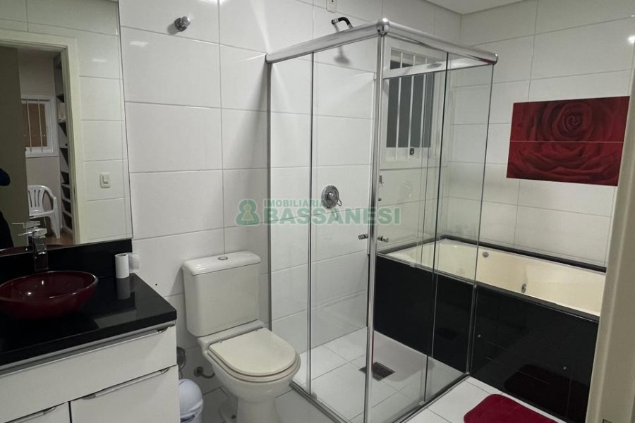 Sobrado com 180m², 3 dormitórios, 4 vagas, no bairro Kayser em Caxias do Sul para Alugar