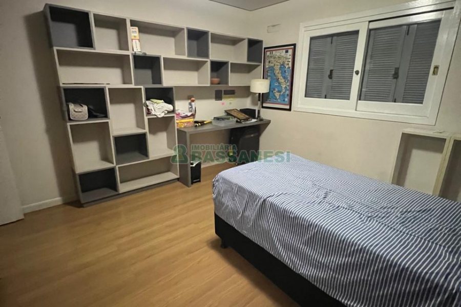 Sobrado com 180m², 3 dormitórios, 4 vagas, no bairro Kayser em Caxias do Sul para Alugar