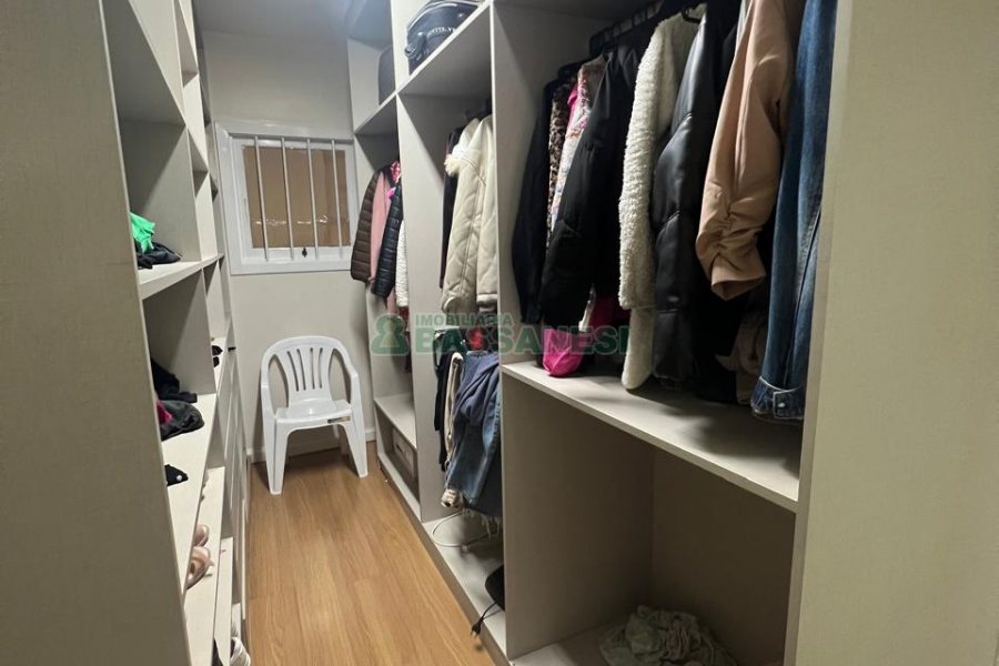 Sobrado com 180m², 3 dormitórios, 4 vagas, no bairro Kayser em Caxias do Sul para Alugar