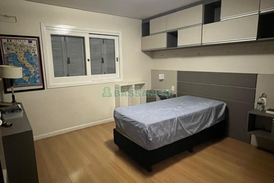 Sobrado com 180m², 3 dormitórios, 4 vagas, no bairro Kayser em Caxias do Sul para Alugar