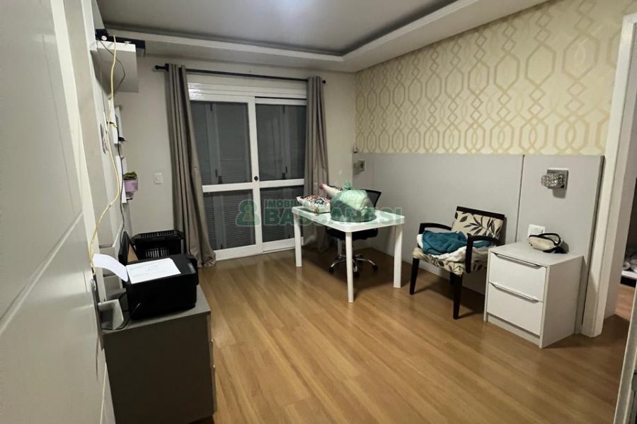 Sobrado com 180m², 3 dormitórios, 4 vagas, no bairro Kayser em Caxias do Sul para Alugar