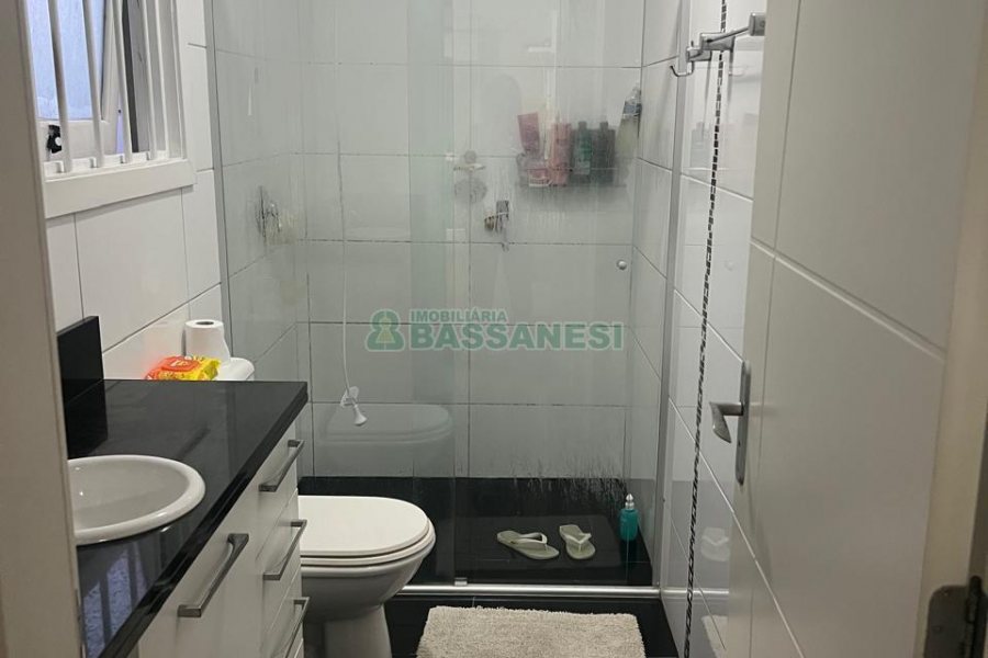 Sobrado com 180m², 3 dormitórios, 4 vagas, no bairro Kayser em Caxias do Sul para Alugar