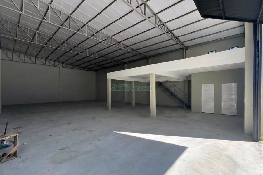 Pavilhão com 378m², no bairro São Luiz em Caxias do Sul para Alugar
