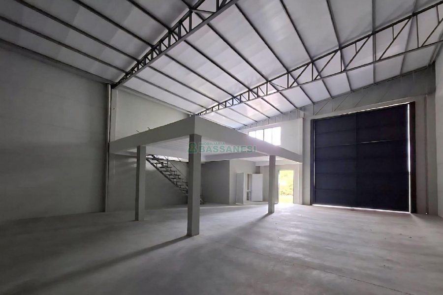 Pavilhão com 378m², no bairro São Luiz em Caxias do Sul para Alugar