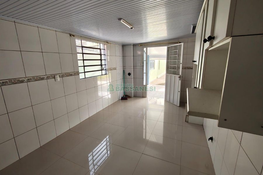Casa com 142m², 1 dormitório, 1 vaga, no bairro Cidade Nova em Caxias do Sul para Comprar