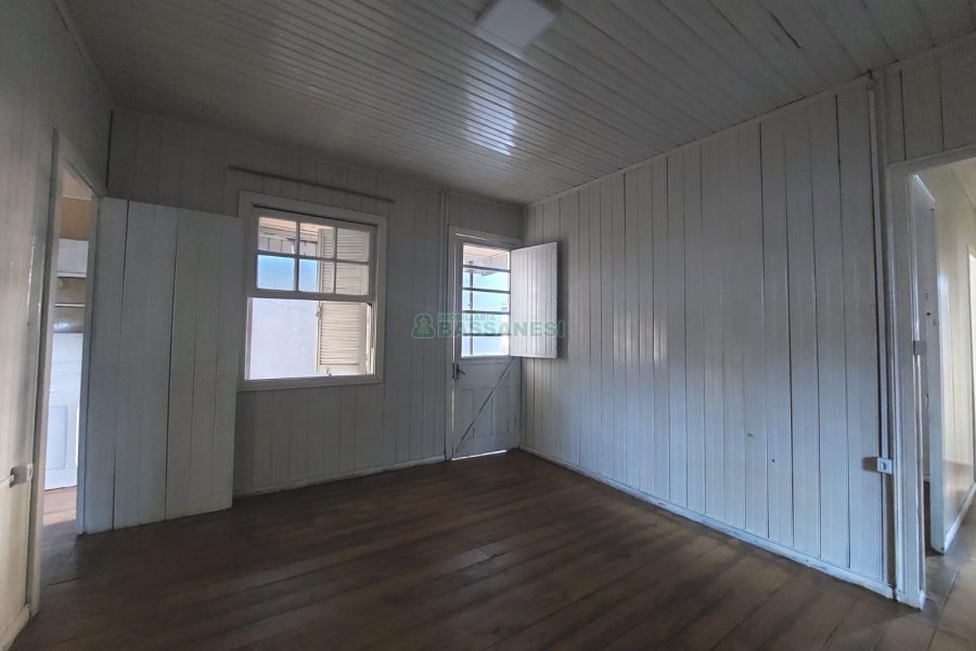Casa com 120m², 5 dormitórios, 1 vaga, no bairro Rio Branco em Caxias do Sul para Alugar