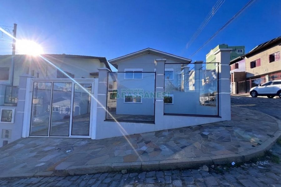 Casa com 100m², 2 dormitórios, 1 vaga, no bairro Rio Branco em Caxias do Sul para Alugar