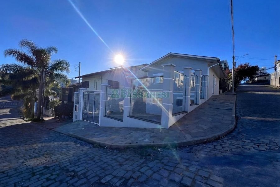 Casa com 100m², 2 dormitórios, 1 vaga, no bairro Rio Branco em Caxias do Sul para Alugar