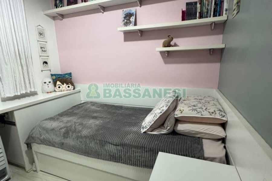 Apartamento com 50m², 2 dormitórios, 1 vaga, no bairro Kayser em Caxias do Sul para Alugar