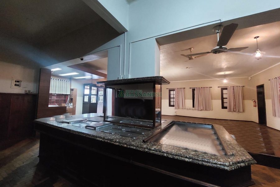 Loja com 400m², no bairro Ana Rech em Caxias do Sul para Alugar