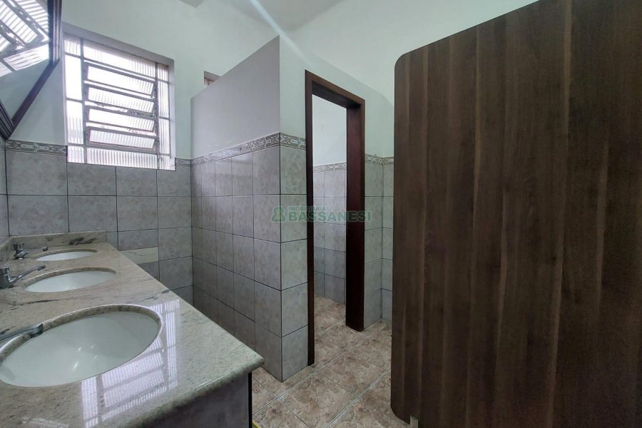 Loja com 400m², no bairro Ana Rech em Caxias do Sul para Alugar