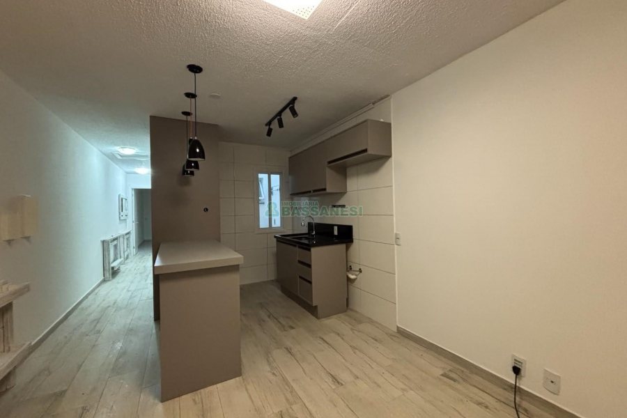 Casa com 52m², 2 dormitórios, 2 vagas, no bairro Ana Rech em Caxias do Sul para Alugar