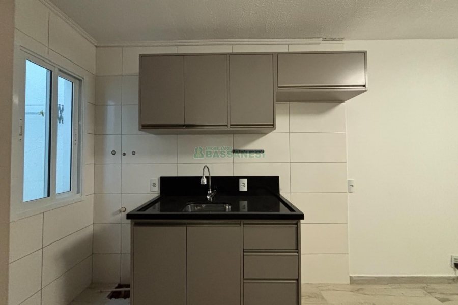 Casa com 52m², 2 dormitórios, 2 vagas, no bairro Ana Rech em Caxias do Sul para Alugar