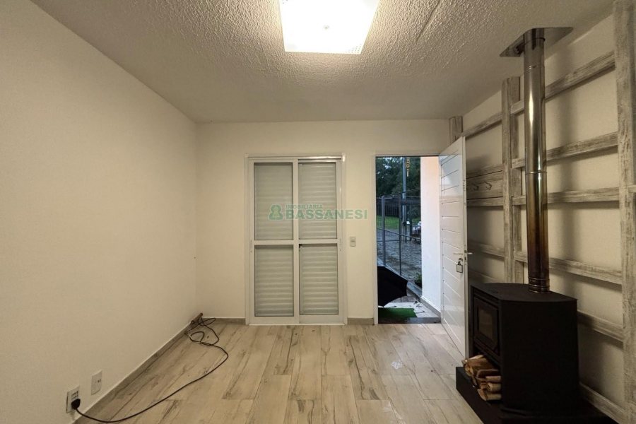 Casa com 52m², 2 dormitórios, 2 vagas, no bairro Ana Rech em Caxias do Sul para Alugar