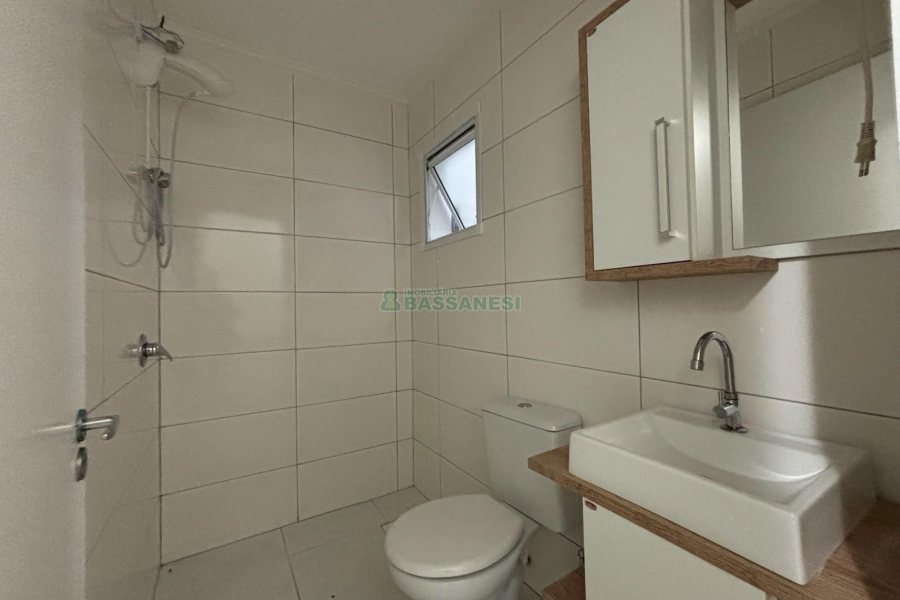Casa com 52m², 2 dormitórios, 2 vagas, no bairro Ana Rech em Caxias do Sul para Alugar