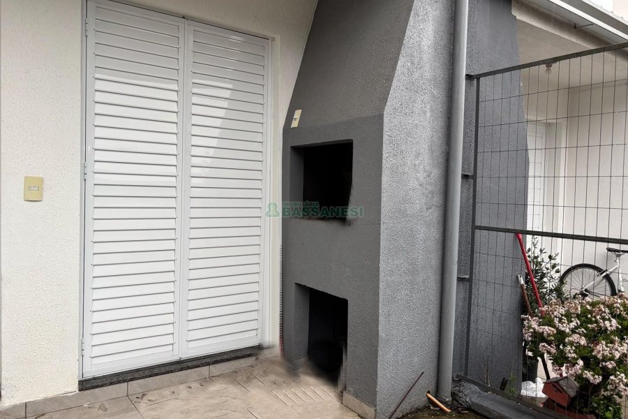 Casa com 52m², 2 dormitórios, 2 vagas, no bairro Ana Rech em Caxias do Sul para Alugar