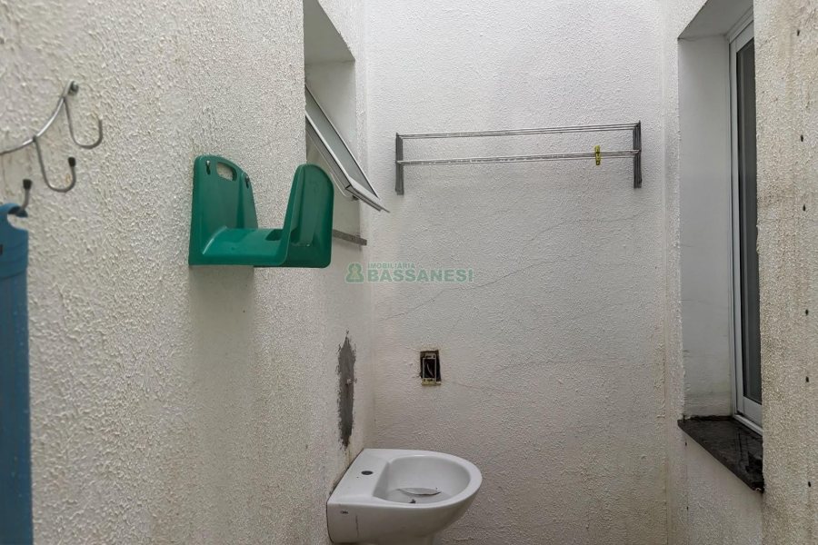 Casa com 52m², 2 dormitórios, 2 vagas, no bairro Ana Rech em Caxias do Sul para Alugar
