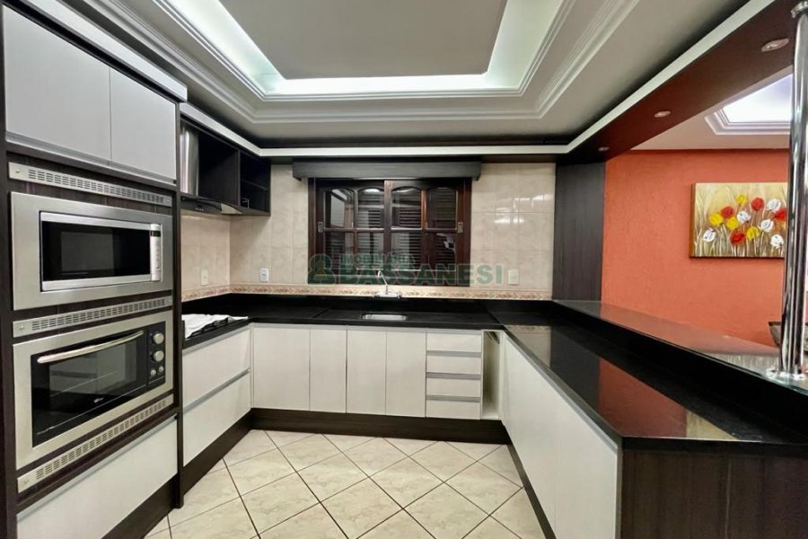 Casa com 270m², 4 dormitórios, 4 vagas, no bairro Sagrada Família em Caxias do Sul para Alugar