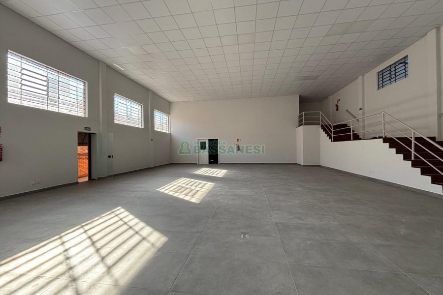 Loja com 400m², 8 vagas, no bairro São Pelegrino em Caxias do Sul para Alugar