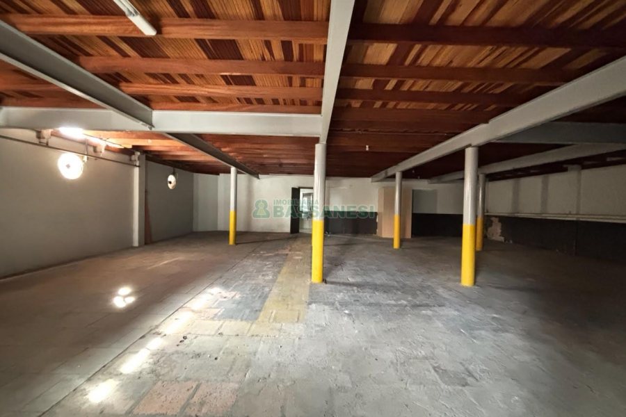 Loja com 400m², 8 vagas, no bairro São Pelegrino em Caxias do Sul para Alugar