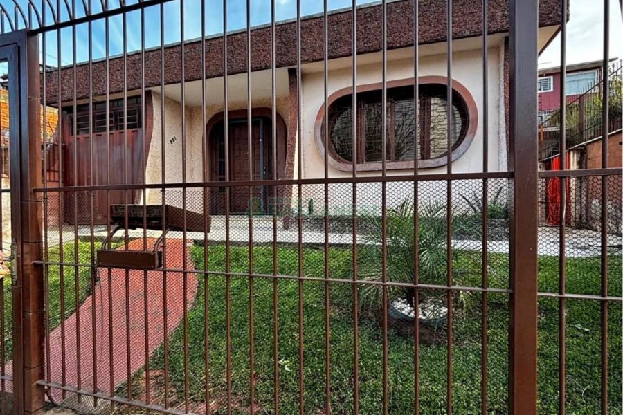 Casa com 148m², 2 dormitórios, 2 vagas, no bairro Medianeira em Caxias do Sul para Comprar