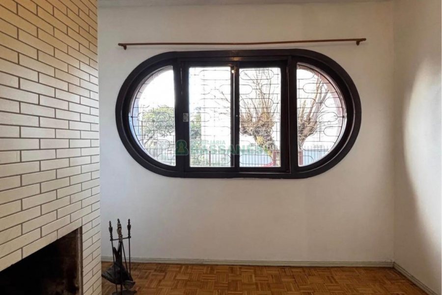 Casa com 148m², 2 dormitórios, 2 vagas, no bairro Medianeira em Caxias do Sul para Comprar