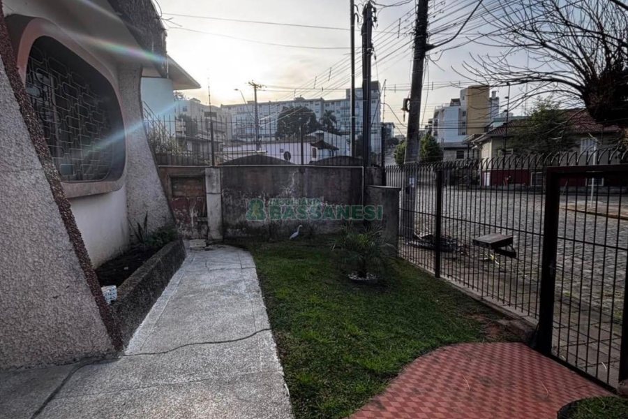Casa com 148m², 2 dormitórios, 2 vagas, no bairro Medianeira em Caxias do Sul para Comprar