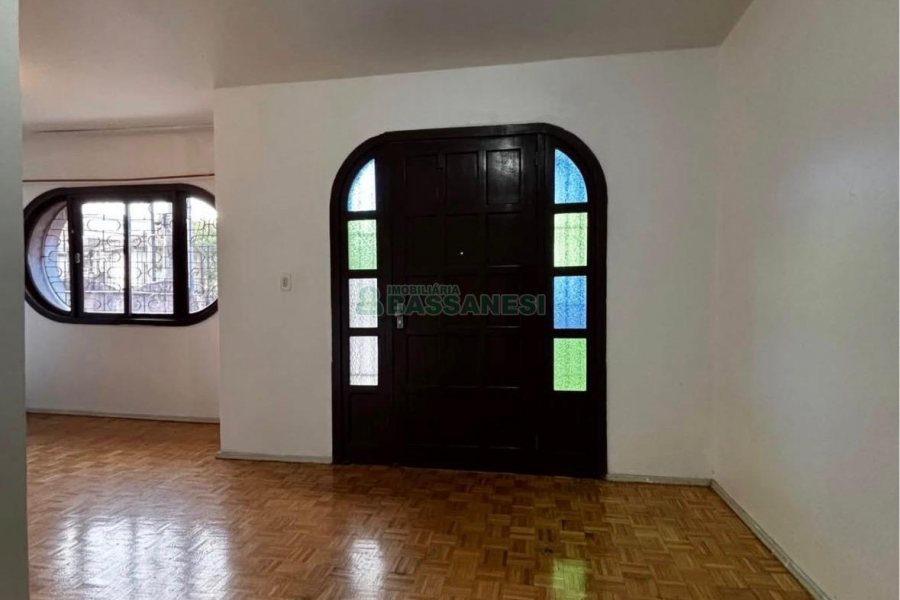 Casa com 148m², 2 dormitórios, 2 vagas, no bairro Medianeira em Caxias do Sul para Comprar