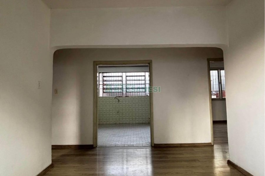 Casa com 148m², 2 dormitórios, 2 vagas, no bairro Medianeira em Caxias do Sul para Comprar