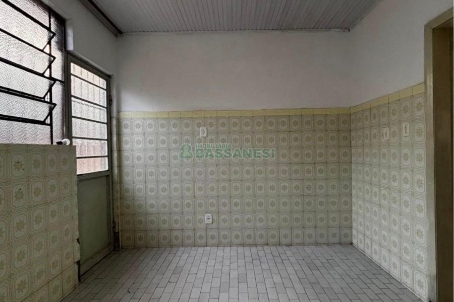 Casa com 148m², 2 dormitórios, 2 vagas, no bairro Medianeira em Caxias do Sul para Comprar