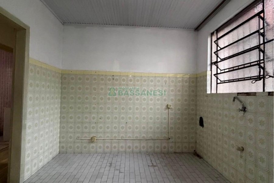 Casa com 148m², 2 dormitórios, 2 vagas, no bairro Medianeira em Caxias do Sul para Comprar