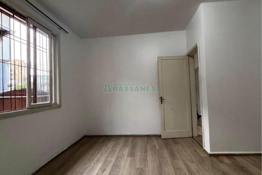 Casa com 148m², 2 dormitórios, 2 vagas, no bairro Medianeira em Caxias do Sul para Comprar