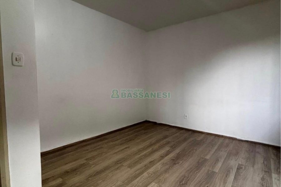 Casa com 148m², 2 dormitórios, 2 vagas, no bairro Medianeira em Caxias do Sul para Comprar