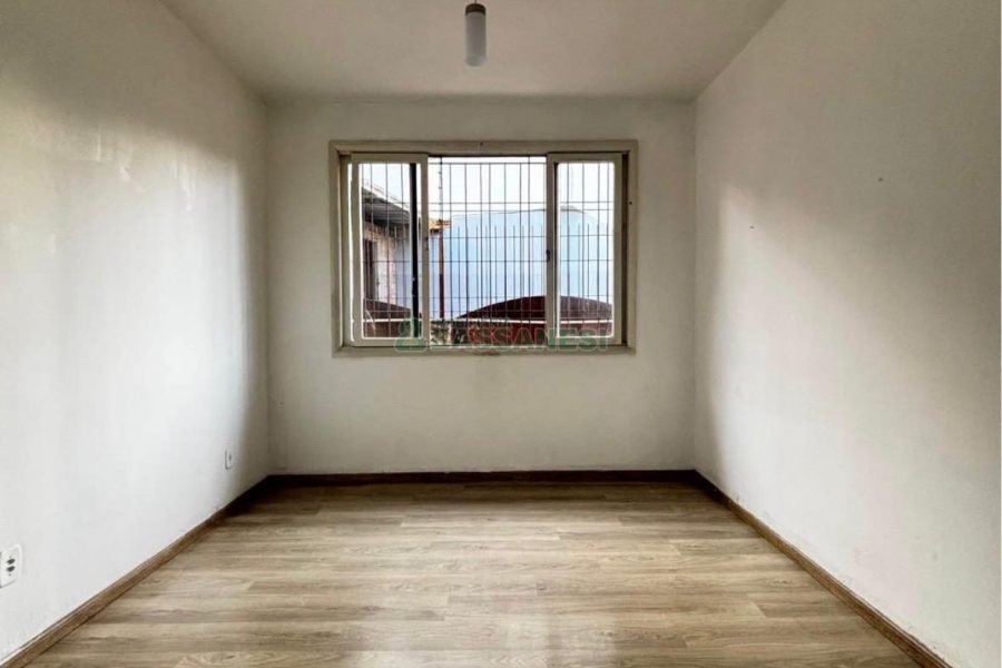 Casa com 148m², 2 dormitórios, 2 vagas, no bairro Medianeira em Caxias do Sul para Comprar
