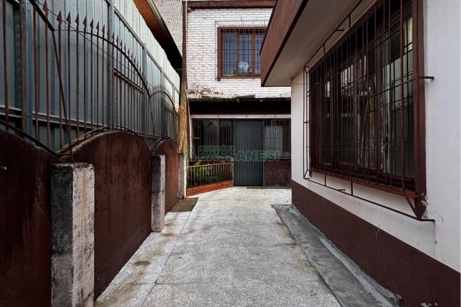 Casa com 148m², 2 dormitórios, 2 vagas, no bairro Medianeira em Caxias do Sul para Comprar