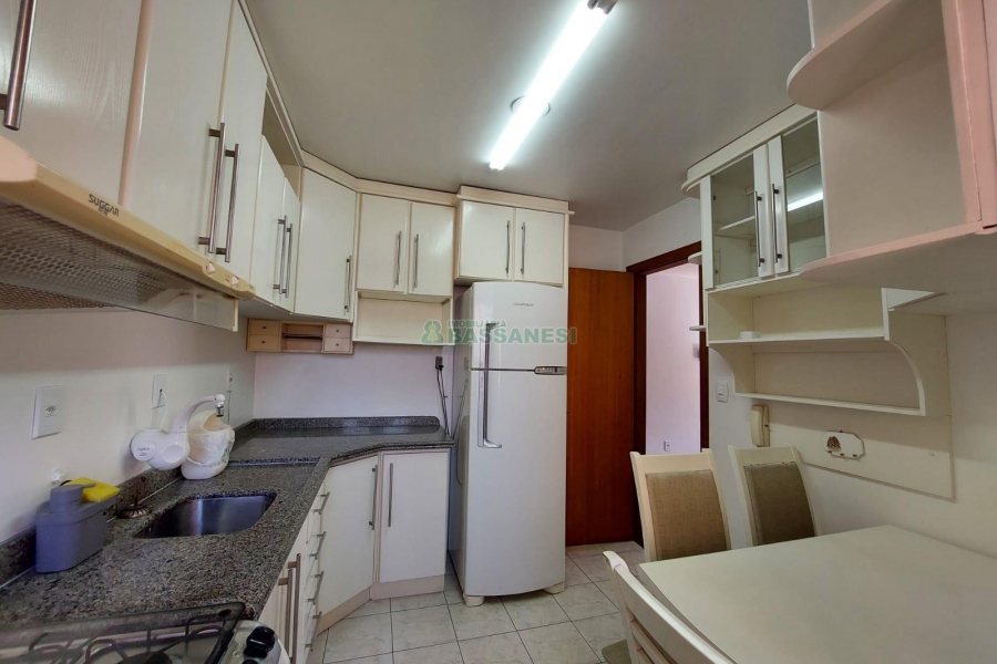 Apto Mobiliado com 57m², 2 dormitórios, 2 vagas, no bairro Universitário em Caxias do Sul para Alugar