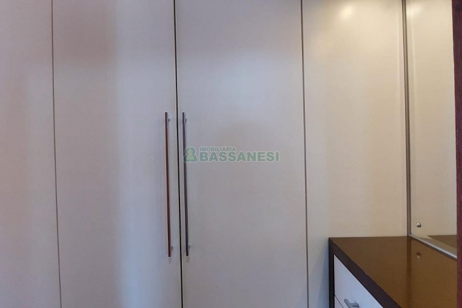 Apto Mobiliado com 57m², 2 dormitórios, 2 vagas, no bairro Universitário em Caxias do Sul para Alugar