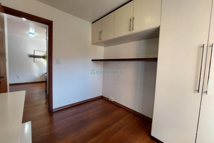 Apto Mobiliado com 57m², 2 dormitórios, 2 vagas, no bairro Universitário em Caxias do Sul para Alugar