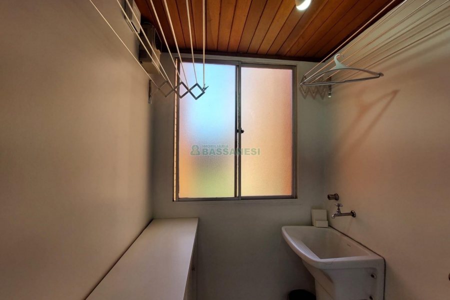 Apto Mobiliado com 57m², 2 dormitórios, 2 vagas, no bairro Universitário em Caxias do Sul para Alugar