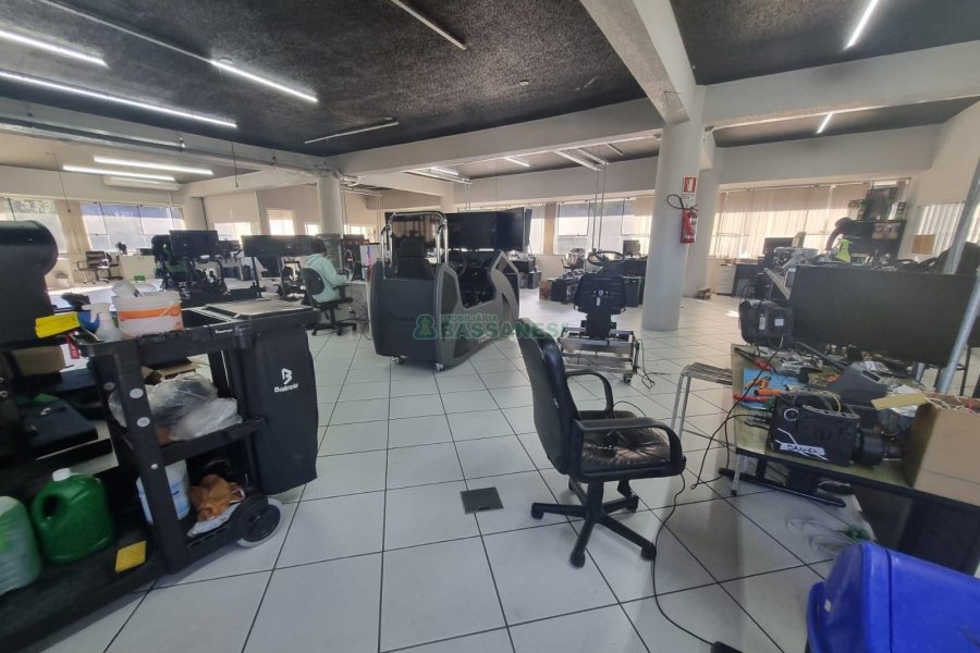 Sala com 490m², no bairro Lourdes em Caxias do Sul para Alugar
