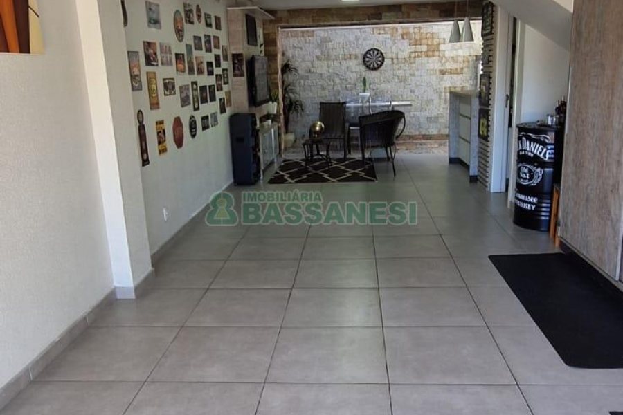 Sobrado com 139m², 3 dormitórios, 2 vagas, no bairro Nossa Senhora da Saúde em Caxias do Sul para Comprar