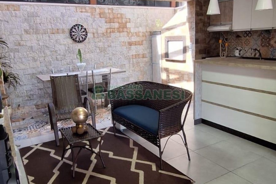 Sobrado com 139m², 3 dormitórios, 2 vagas, no bairro Nossa Senhora da Saúde em Caxias do Sul para Comprar