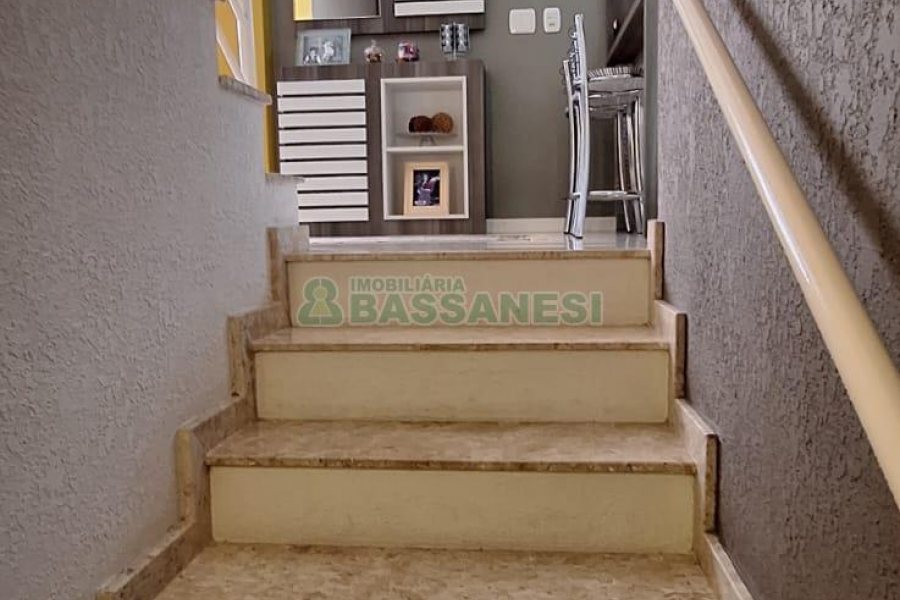 Sobrado com 139m², 3 dormitórios, 2 vagas, no bairro Nossa Senhora da Saúde em Caxias do Sul para Comprar