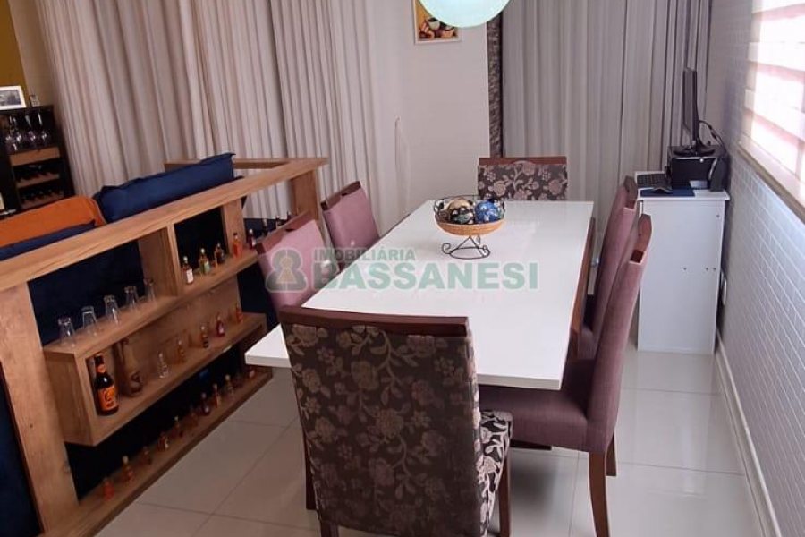 Sobrado com 139m², 3 dormitórios, 2 vagas, no bairro Nossa Senhora da Saúde em Caxias do Sul para Comprar