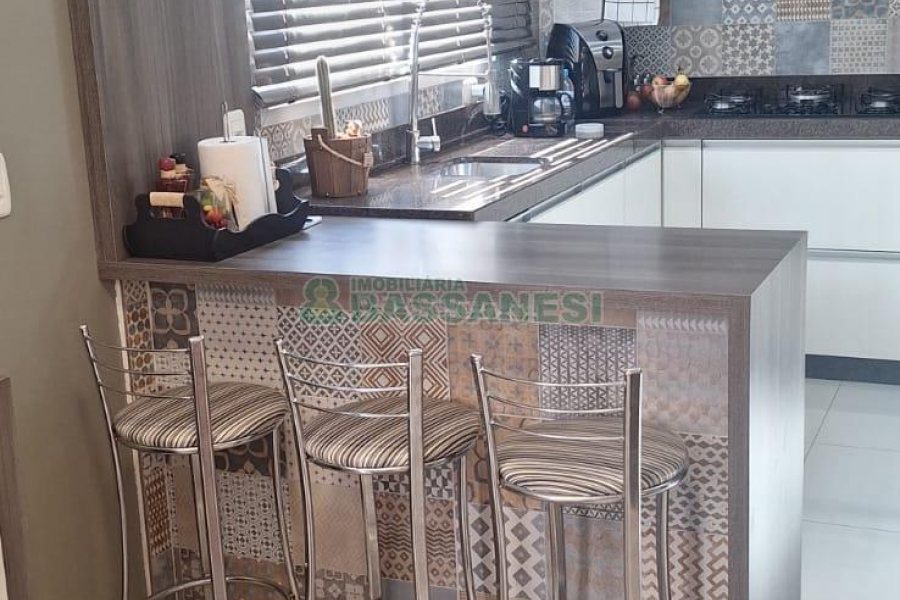 Sobrado com 139m², 3 dormitórios, 2 vagas, no bairro Nossa Senhora da Saúde em Caxias do Sul para Comprar