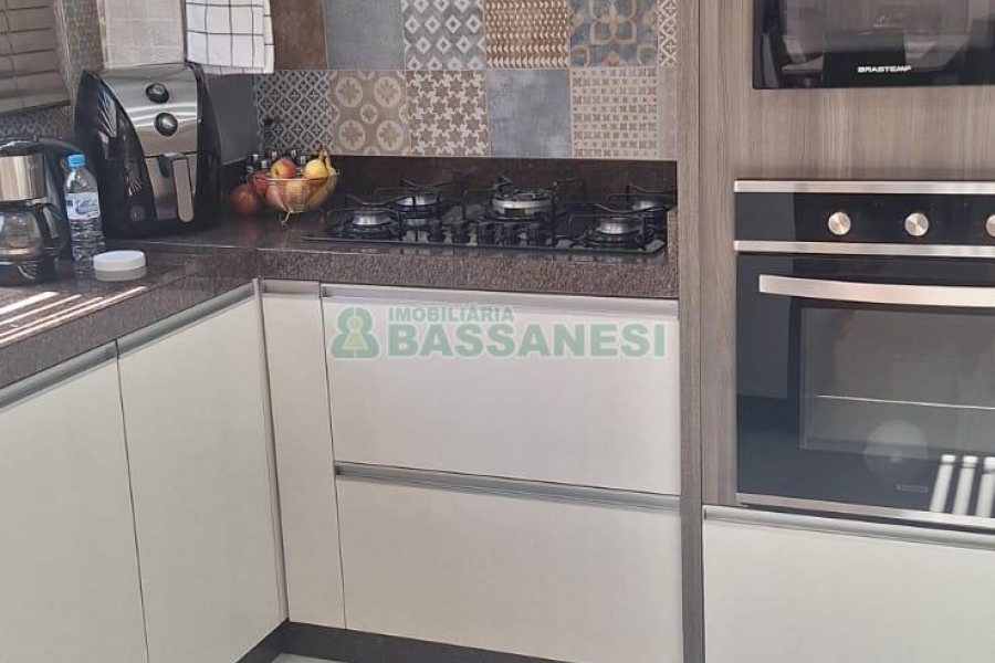 Sobrado com 139m², 3 dormitórios, 2 vagas, no bairro Nossa Senhora da Saúde em Caxias do Sul para Comprar