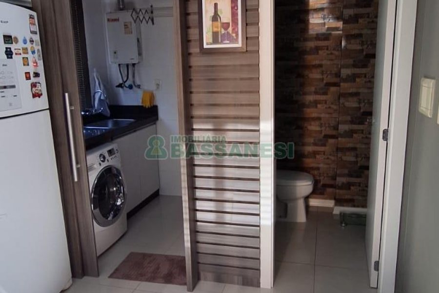 Sobrado com 139m², 3 dormitórios, 2 vagas, no bairro Nossa Senhora da Saúde em Caxias do Sul para Comprar